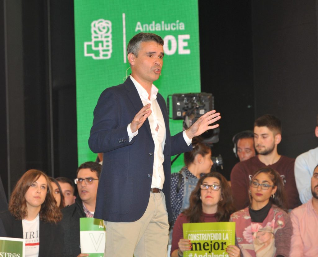 El candidato a la Alcaldía de Marbella, José Bernal, durante su intervención en el acto de este martes. FOTO/ JAVIER MARTÍN
