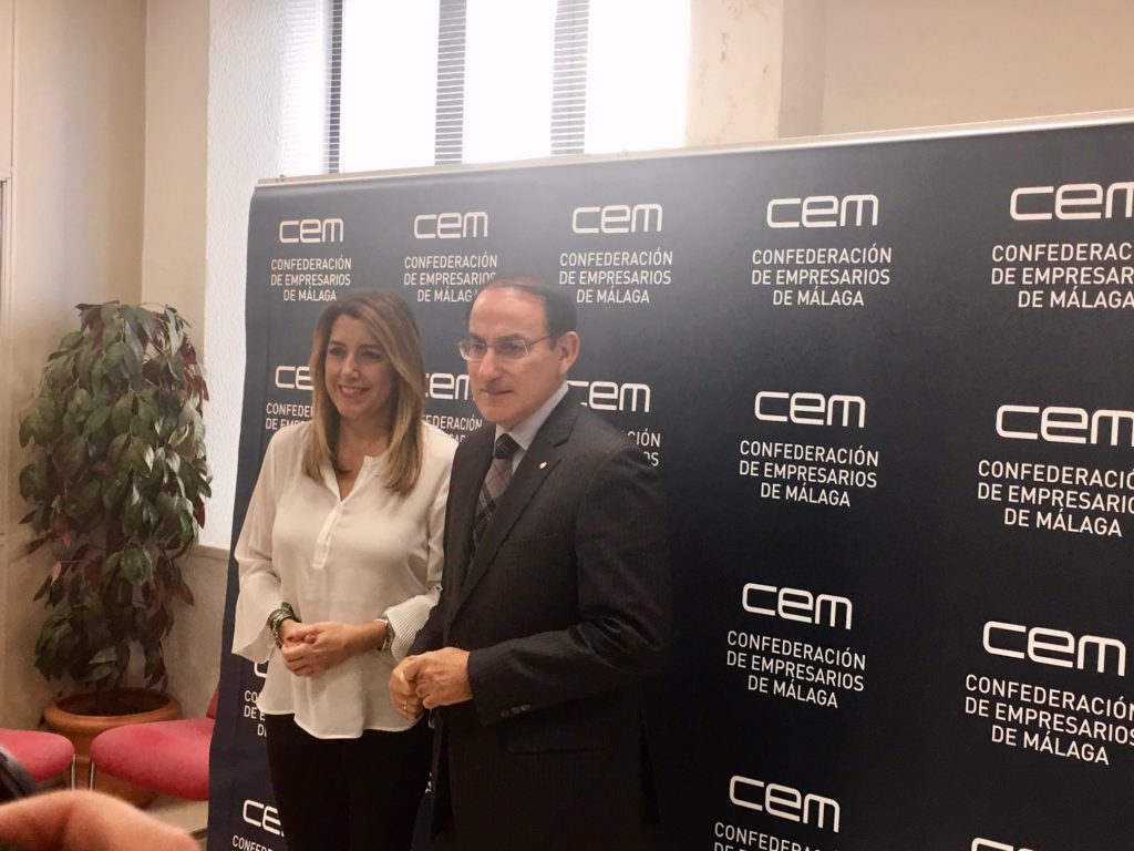 La presidenta de la Junta de Andalucía en funciones y candidata del PSOE, Susana Díaz, este miércoles junto al presidente de la CEA, Javier González de Lara, en la sede de la CEM en Málaga. FOTO/ CABANILLAS