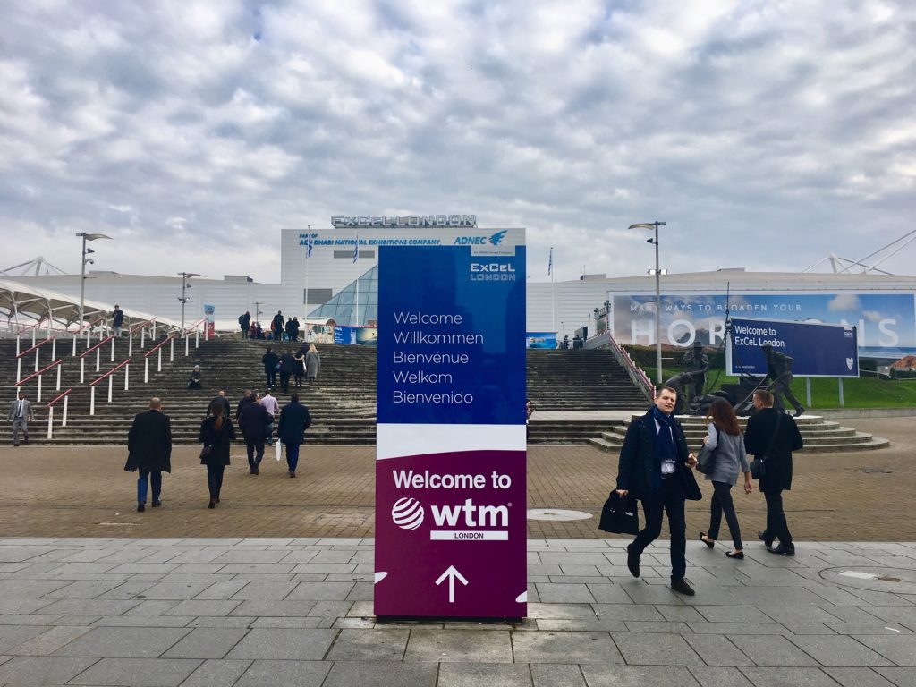 Entrada principal al Excel Center de Londres, donde se celebra la World Travel Market. FOTO/ CABANILLAS