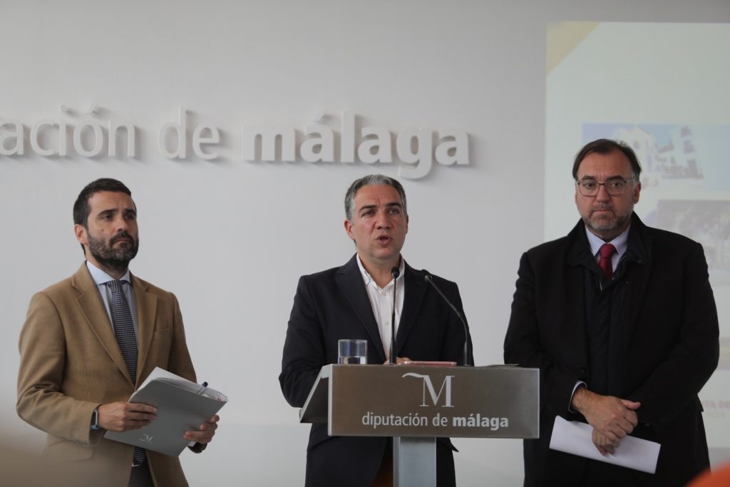 De izqda a drcha Jacobo Florido, Elías Bendodo y Arturo Bernal, este martes en rueda de prensa. FOTO/ EP