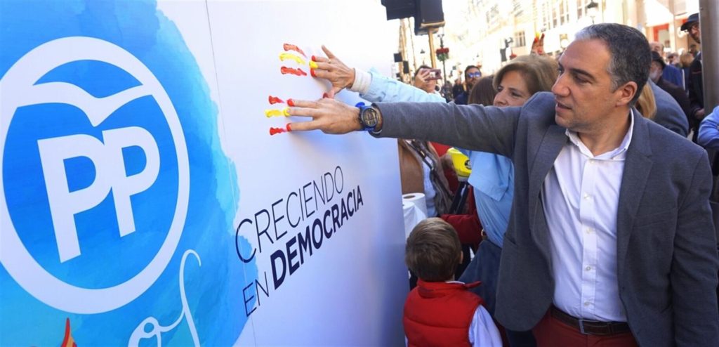 El presidente del PP de Málaga y de la Diputación, Elías Bendodo, junto a la parlamentaria electa Esperanza Oña, este jueves durante un acto. FOTO/ PP