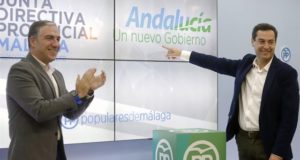 El candidato a la presidencia de la Junta por el PP-A, Juanma Moreno, junto al presidente del PP de Málaga, Elías Bendodo, este miércoles durante la Junta Directiva provincial de la formación. FOTO/ PP-A