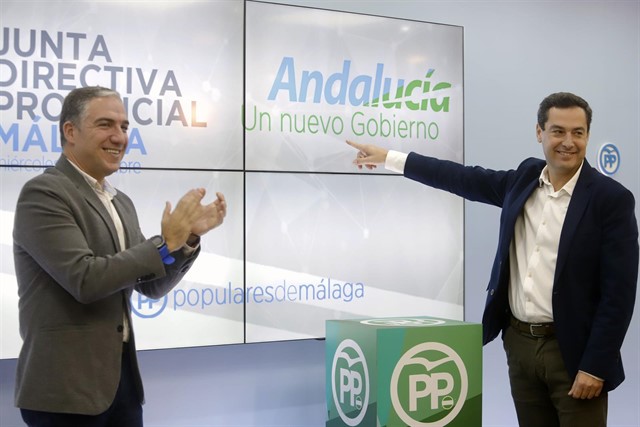 El candidato a la presidencia de la Junta por el PP-A, Juanma Moreno, junto al presidente del PP de Málaga, Elías Bendodo, este miércoles durante la Junta Directiva provincial de la formación. FOTO/ PP-A