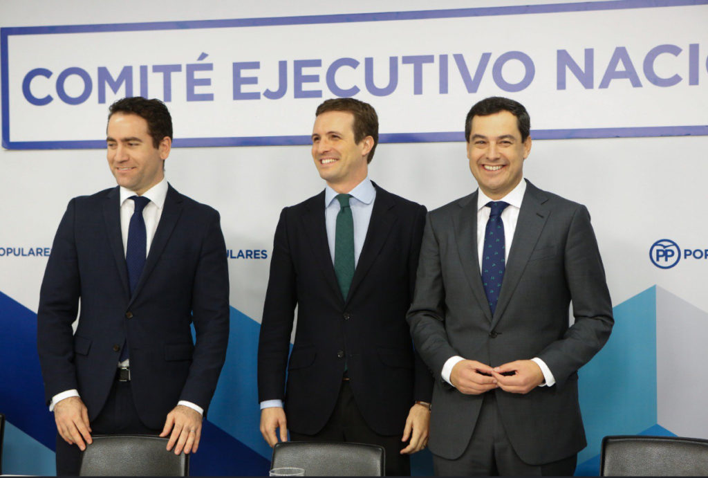 De izqda a drcha el secretario general del PP, Teodoro García; el presidente nacional, Pablo Casado, y el candidato a la presidencia de la Junta por el PP-A, Juanma Moreno. FOTO/ Twitter @juanma_moreno