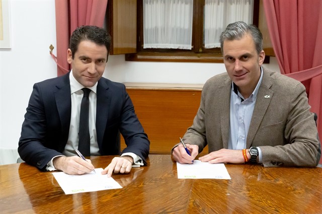 Los secretarios generales de PP, Teodoro García Egea, y Vox, Javier Ortega Smith, tras la primera reunión mantenida antes de final de año en Sevilla. FOTO/ Vox