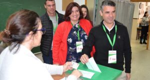 El concejal del PSOE, José Bernal, ejerciendo su derecho al voto este domingo. FOTO// PSOE.