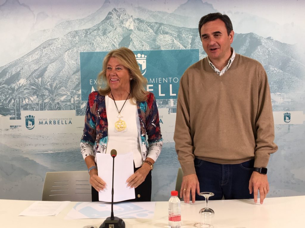 La alcaldesa, Ángeles Muñoz, y el portavoz municipal, Félix Romero, tras la Junta de Gobierno de este lunes. FOTO// M.C