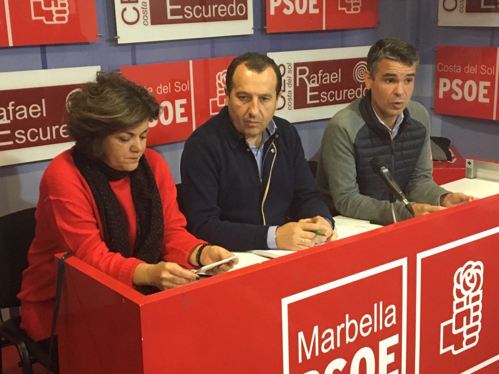 El concejal José Bernal, junto al secretario general del PSOE de Málaga, José Luis Ruiz Espejo. FOTO// M.C