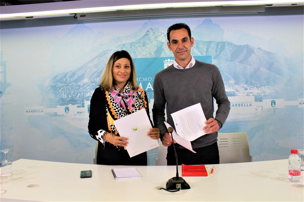 Los concejales de Izquierda Unida Victoria Morales y Miguel Díaz este lunes en rueda de prensa. FOTO/ IU