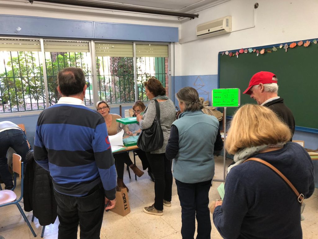 Votantes de Marbella hacen cola en un colegio electoral de la barriada de Plaza de Toros el 2 de diciembre. FOTO/ SUSANA MARTÍN