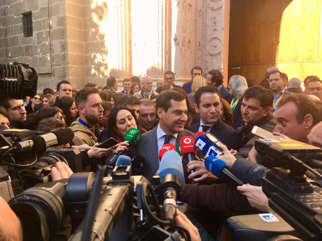 El candidato del PP-A a la presidencia de la Junta, Juanma Moreno, atiende a los medios junto al secretario general del PP, Teodoro García Egea, tras el pleno de este jueves. FOTO/ CABANILLAS