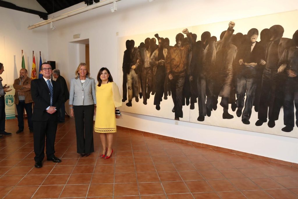 La alcaldesa de Marbella, Ángeles Muñoz, flanqueada por el responsable del Museo del Grabado, Germán Borrachero y la directora general de Cultura, Carmen Díaz, este jueves durante la inauguración de la exposición. FOTO/ Ayto de Marbella