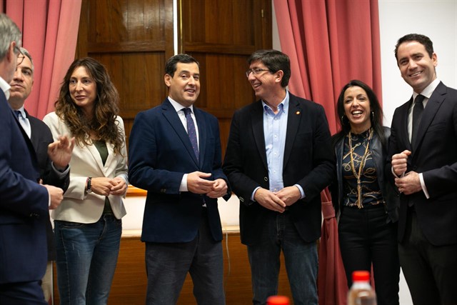 Juanma Moreno y Juan Marín junto al resto de miembros de las delegaciones de PP y Cs durante una de las reuniones mantenidas. FOTO/ EP
