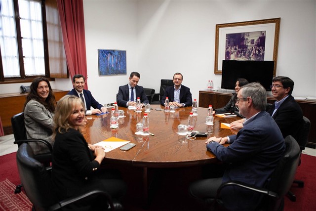 Imagen de una de las mesas de negociación celebradas entre PP-A y Cs. FOTO/ Jesús Prieto-Europa Press