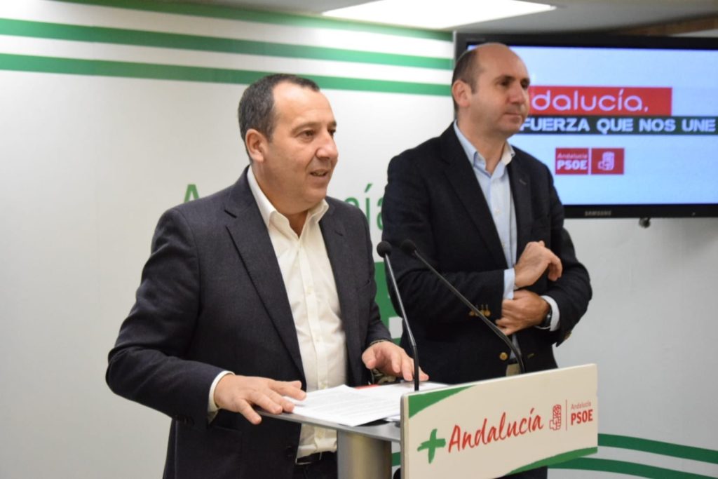 El secretario general del PSOE de Málaga, José Luis Ruiz Espejo, junto al portavoz socialista en la Diputación, Francisco Conejo, este miércoles en rueda de prensa. FOTO/ PSOE