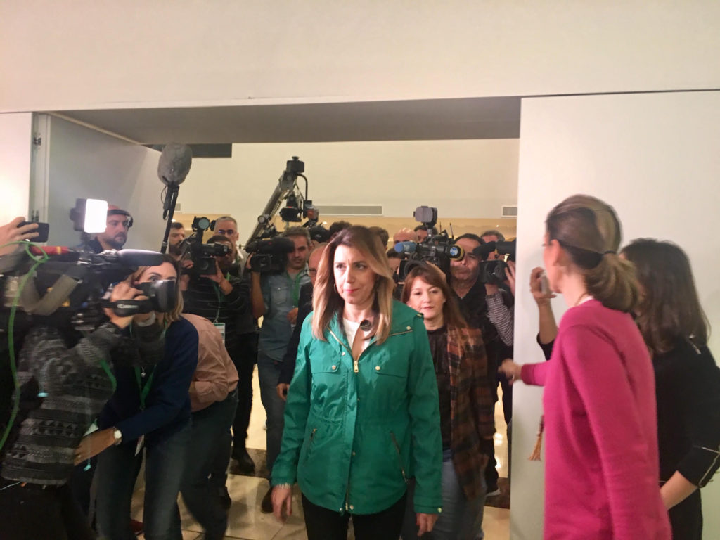 La candidata del PSOE-A, Susana Díaz, poco antes de iniciar su comparecencia en la noche de este domingo. FOTO/ CABANILLAS