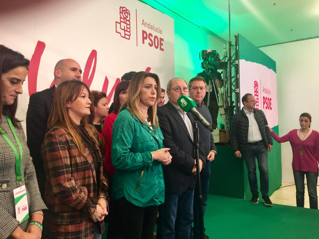 La candidata del PSOE-A, Susana Díaz, poco antes de iniciar su comparecencia en la noche de este domingo. FOTO/ CABANILLAS