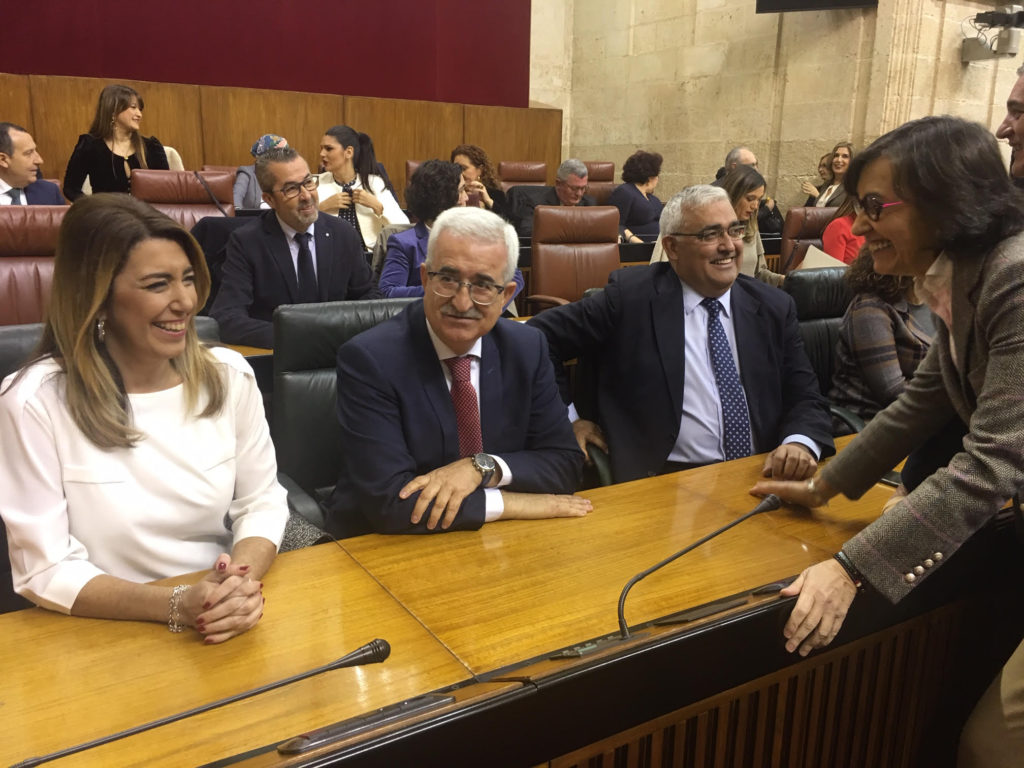 La presidenta en funciones de la Junta, Susana Díaz, ríe ante los comentarios de la consejera Rosa Aguilar sentada junto al vicepresidente, Manuel Jiménez Barrios y el consejero de Empleo Antonio Ramírez de Arellano. FOTO/ CABANILLAS
