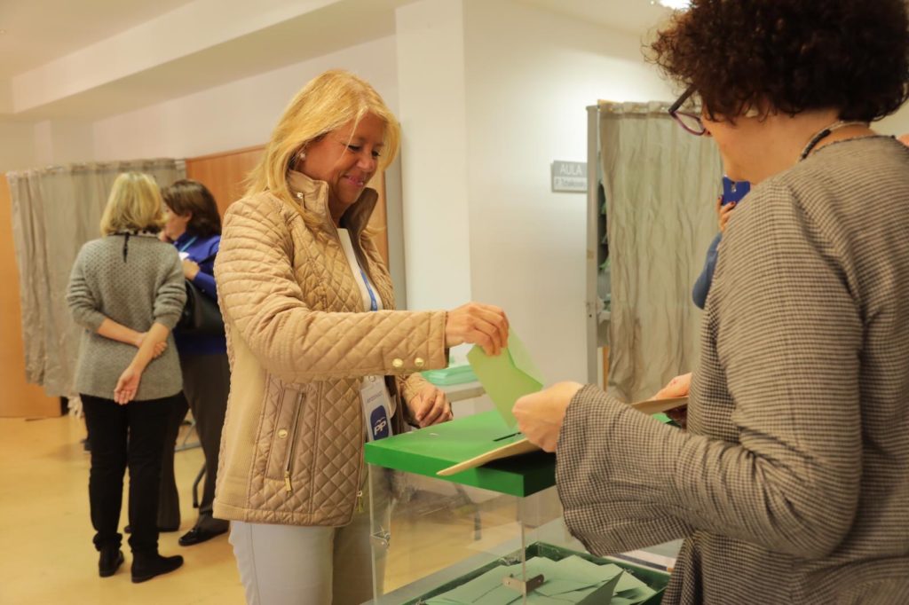 La alcaldesa y senadora Ángeles Muñoz, ejerciendo su derecho al voto en las pasadas elecciones autonómicas del 2 de diciembre de 2018. FOTO// PP