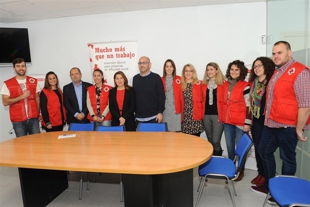 Imagen del personal de Cruz Roja este sábado junto a la edil de Asuntos Sociales, Isabel Cintado, FOTO/ Ayto de Marbella