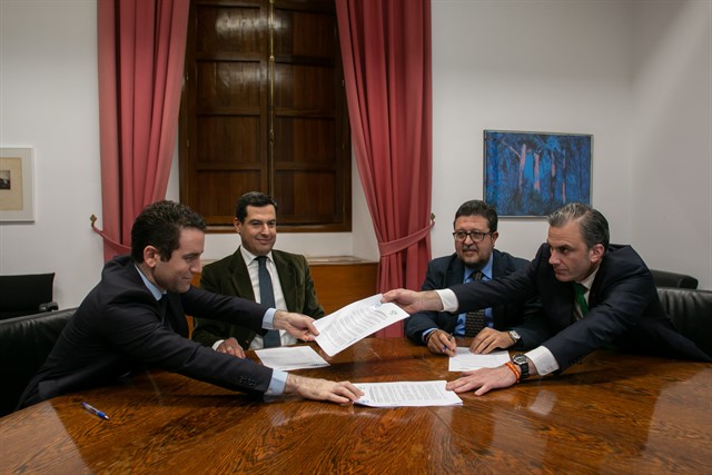 De izqda a dercha Teodoro García Egea, Juanma Moreno, Francisco Serrano y Javier García Smith en el momento de firmar el acuerdo este miércoles en Sevilla. FOTO/ Jesús Prieto- Europa Press