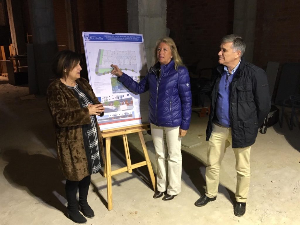 La alcaldesa de Marbella, Ángeles Muñoz, junto al edil de Obras, Javier García y la directora general de Cultura, Carmen Díaz, este martes al presentar las obras del edificio. FOTO/ Ayto de Marbella