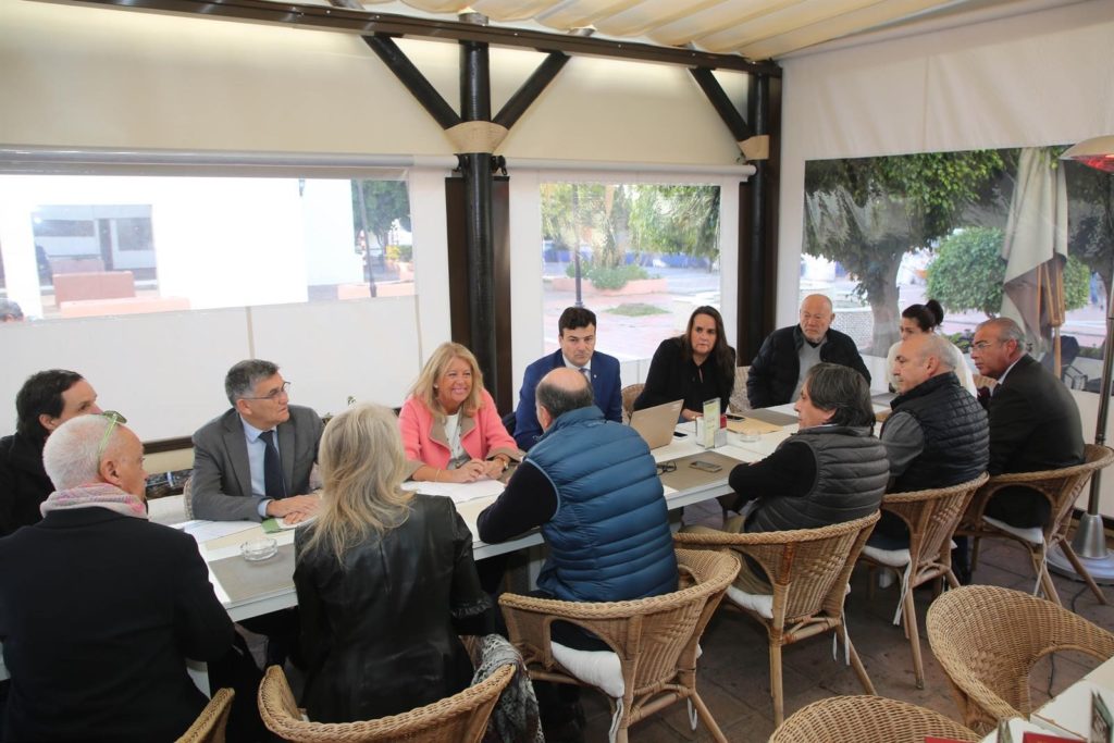 La alcaldesa de Marbella, Ángeles Muñoz, junto al concejal de Obras, Javier García, estados con vecinos de Jardines del Puerto este martes. FOTO/ Ayto