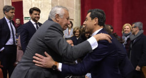 Javier Arenas y Juanma Moreno se funden en un emotivo abrazo antes de comenzar el discurso de investidura. FOTO/ CABANILLAS