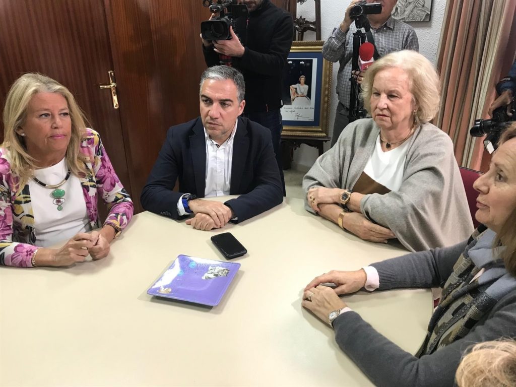 Bendodo y Muñoz, este viernes, en las dependencias de la Asociación Concordia en San Pedro. FOTO// Diputación de Málaga.