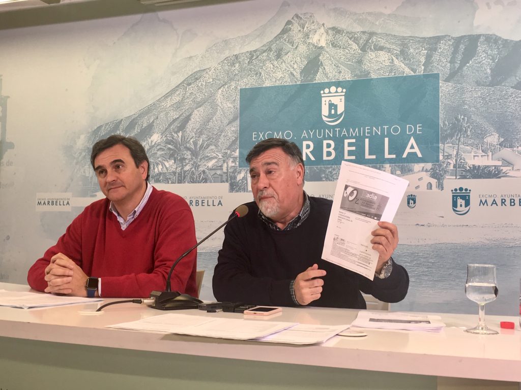 El concejal de Innovación de Marbella, Baldomero León, muestra documentos durante la rueda de prensa que ha ofrecido este martes junto al también edil del PP Félix Romero. FOTO/ CABANILLAS