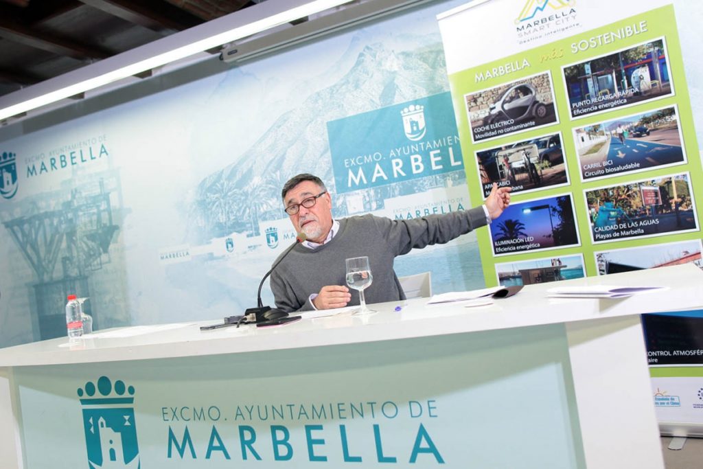 El concejal de Recursos Humanos, Baldomero León, este viernes en rueda de prensa. FOTO/ Ayto de Marbella