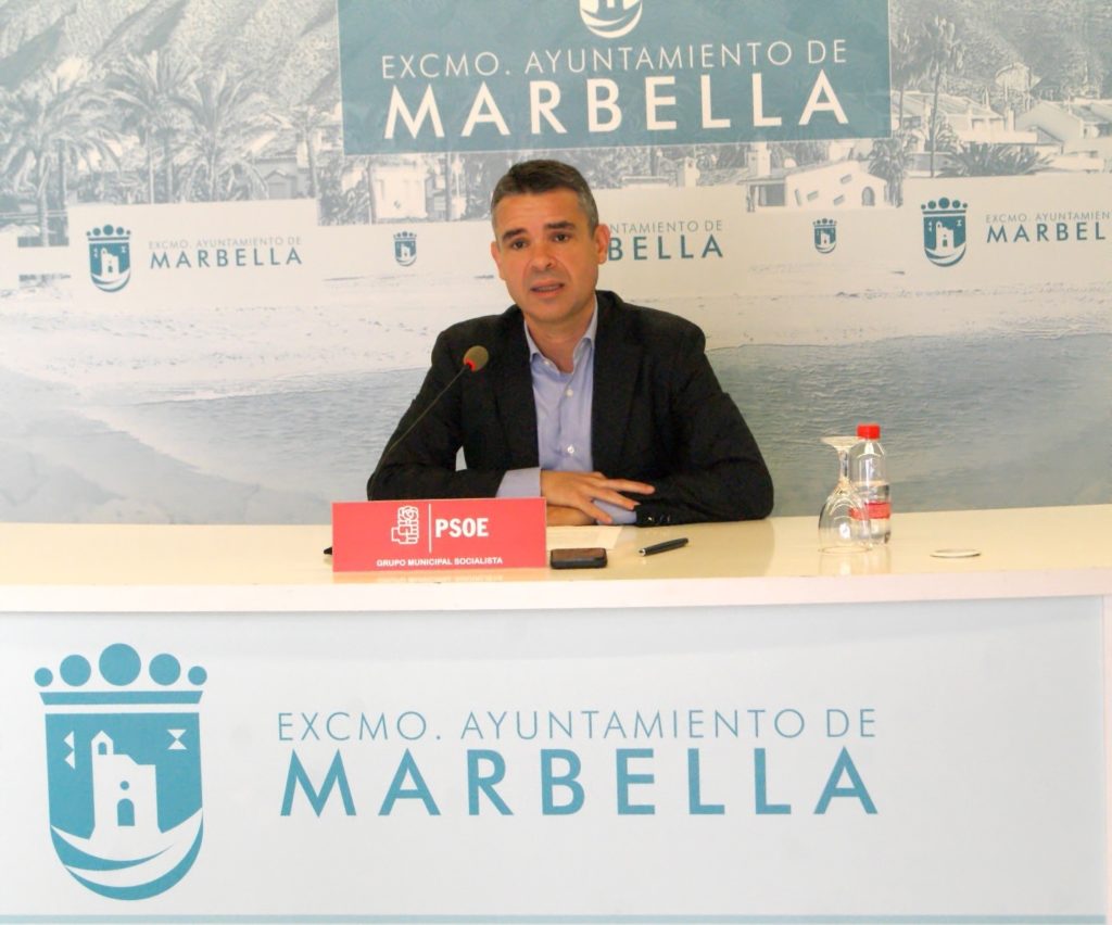 El portavoz del PSOE de Marbella y candidato a la Alcaldía, José Bernal, este miércoles en rueda de prensa. FOTO/ PSOE