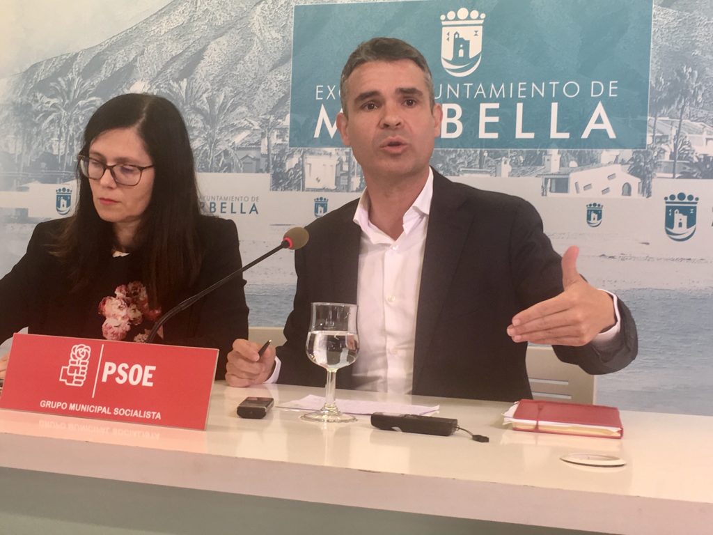 El portavoz del PSOE y candidato en Marbella, José Bernal, este jueves en rueda de prensa junto a la también edil socialista Isabel Pérez. FOTO/ CABANILLAS