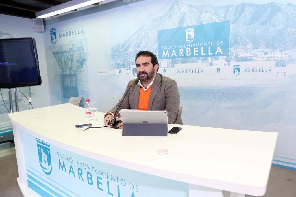 El concejal delegado de Playas de Marbella, Manuel Cardeña, este miércoles en rueda de prensa. FOTO/ Ayto de Marbella
