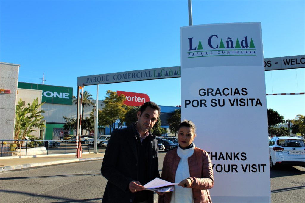 Los concejales de IU en el Ayuntamiento de Marbella Victoria Morales y Miguel Díaz este lunes a las puertas de La Cañada. FOTO/ IU