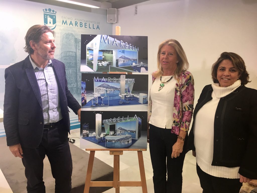 De izqda a drcha el director general de Turismo de San Pedro, Luis Cardo, la alcaldesa de Marbella y delegada de Turismo, Ángeles Muñoz y la directora general de Turismo de Marbella, Laura de Arce, este viernes durante la presentación del stand de Marbella en el Ayuntamiento. FOTO/ CABANILLAS