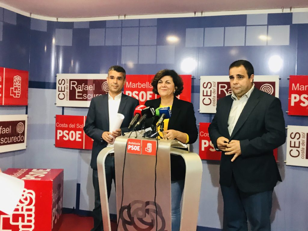 El concejal del PSOE Manuel Morales (primero drcha) en imagen de archivo junto a la senadora Fuensanta Lima y el presidente del PSOE de Málaga, José Bernal, en imagen de archivo. FOTO/ PSOE