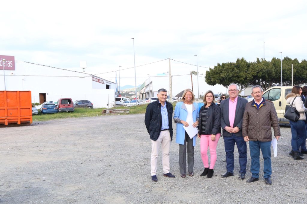 La alcaldesa, junto al teniente alcalde de San Pedro y el concejal de Obras, en la visita al Polígono Industrial. FOTO// Ayto. Marbella