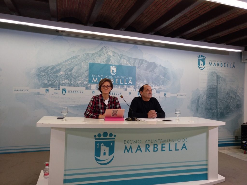 La secretaria general de Podemos y el secretario del grupo municipal, Victoria Mendiola y Manuel González 'Lolo', durante su comparecencia. FOTO// Cedida.