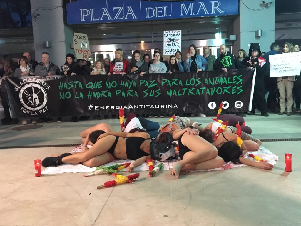 Activistas antitaurinos, durante la protesta por la muerte de los toros en los festejos. FOTO// M.C.