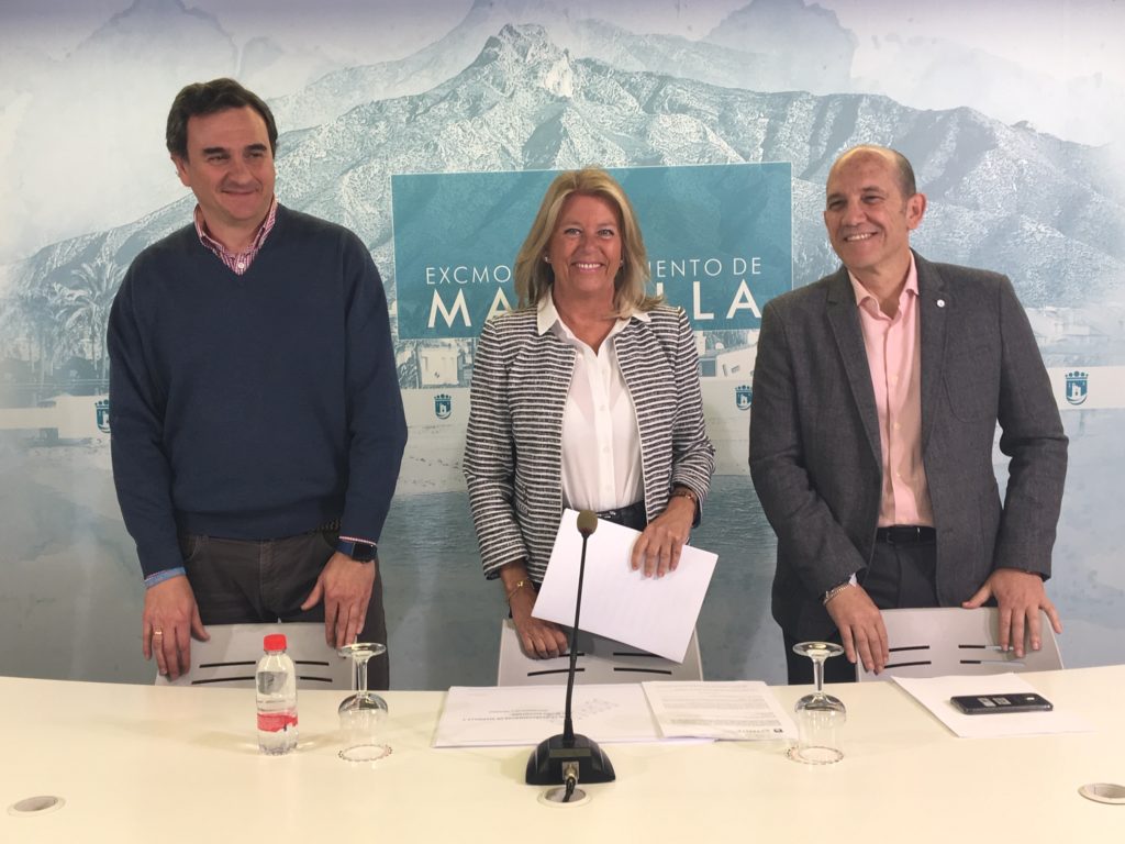 La alcaldesa, junto al portavoz municipal, Félix Romero, y el concejal de Hacienda, Manuel Osorio, durante su comparecencia de este lunes. FOTO// M.C