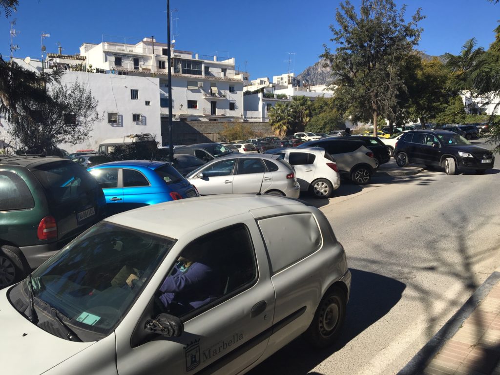 Un vehículo abandona la parcela de la calle Postigo, que albergará unas 80 plazas de estacionamiento. FOTO// M.C
