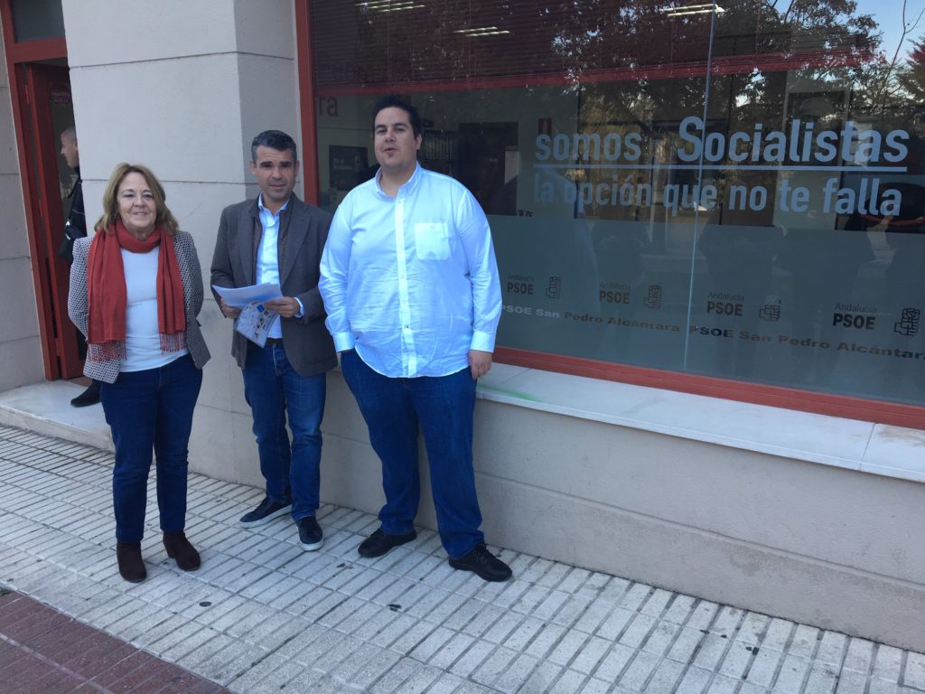 Los concejales Ana Leschiera, José Bernal y Manuel García, frente a la sede del PSOE en San Pedro. FOTO// M.C