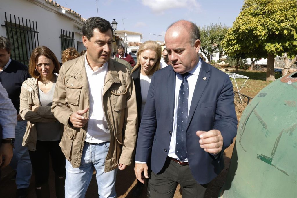 El próximo presidente de la Junta, Juanma Moreno, junto al alcalde de Antequera, Manuel Barón, en imagen de archivo. FOTO/ EP