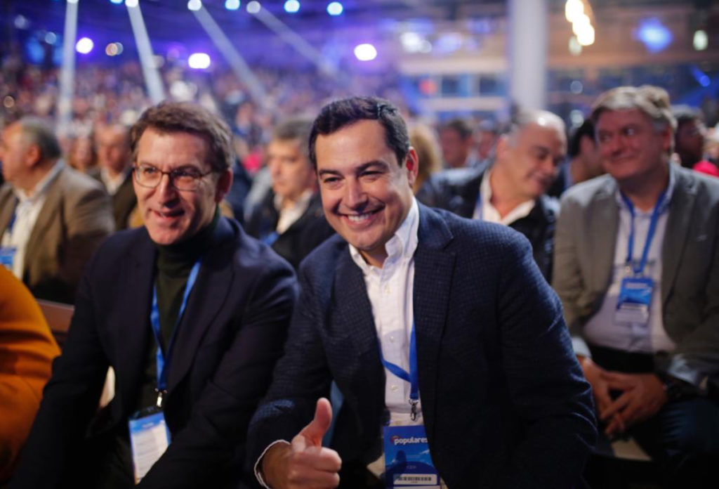 El presidente de la Junta de Andalucía, Juanma Moreno, junto al presidente de la Xunta de Galicia, Alberto Núñez Feijóo, este domingo en la Convención del Partido Popular que se celebra en Madrid. FOTO/ @twitter @Juanma_moreno