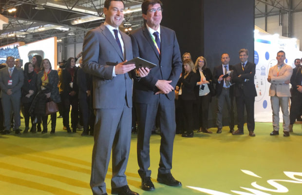 El presidente de la Junta de Andalucía, Juanma Moreno, junto al vicepresidente y consejero de Turismo, Juan Marín, este miércoles al inaugurar juntos el pabellón de Andalucía en FITUR. FOTO/ CABANILLAS