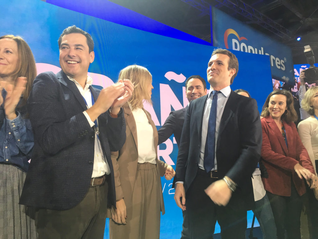 El presidente de la Junta de Andalucía, Juanma Moreno, junto a Pablo Casado al llegar este domingo a la Convención del PP. FOTO/ CABANILLAS