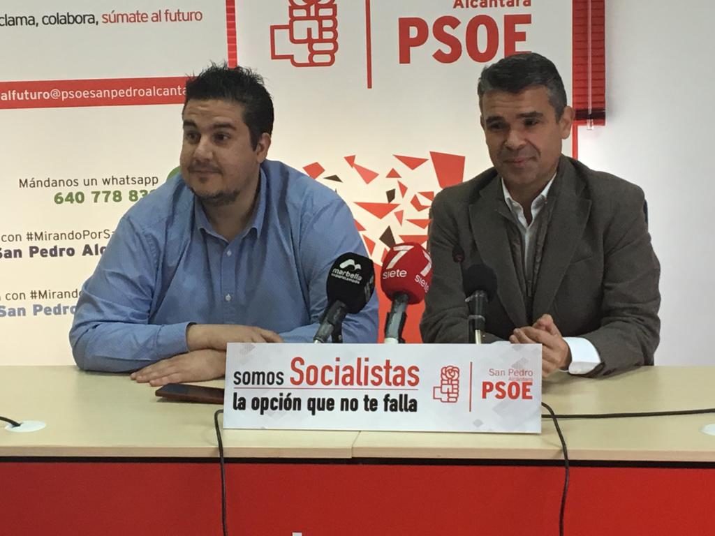 Los concejales socialistas José Bernal (dcha.) y Manuel García, durante su comparecencia de este martes. FOTO// M.C