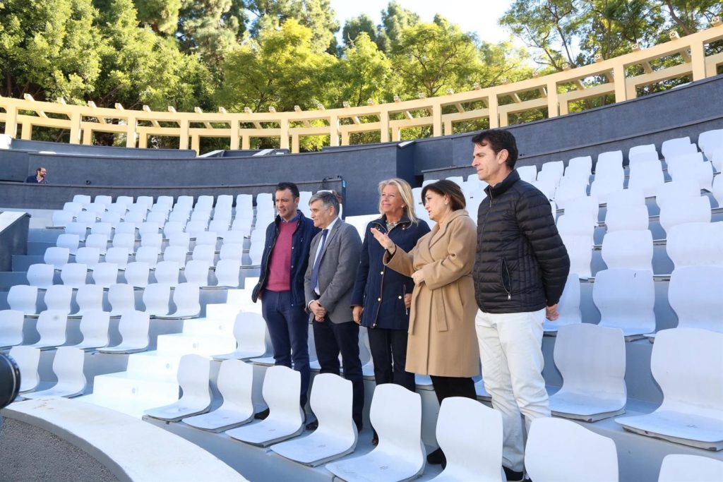 La alcaldesa de Marbella, Ángeles Muñoz, junto al edil de Obras, Javier García, entre otras personas, este miércoles en el Auditorio de la Constitución. FOTO/ Ayto de Marbella