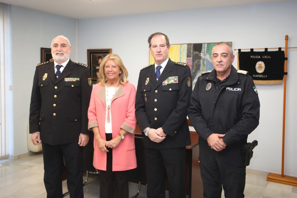 El comisario de la Policía Nacional en Marbella, la alcaldesa y el jefe de la Policía Local, junto al nuevo comisario de la provincia, Manuel Javier Peña. FOTO// Ayto. Marbella